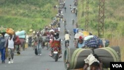 Des dizaines de milliers de déplacés ont fui des combats dans la ville de Sake, à l'ouest de Goma, en RDC, 23 novembre, 2011. (G. Joselow / VOA)