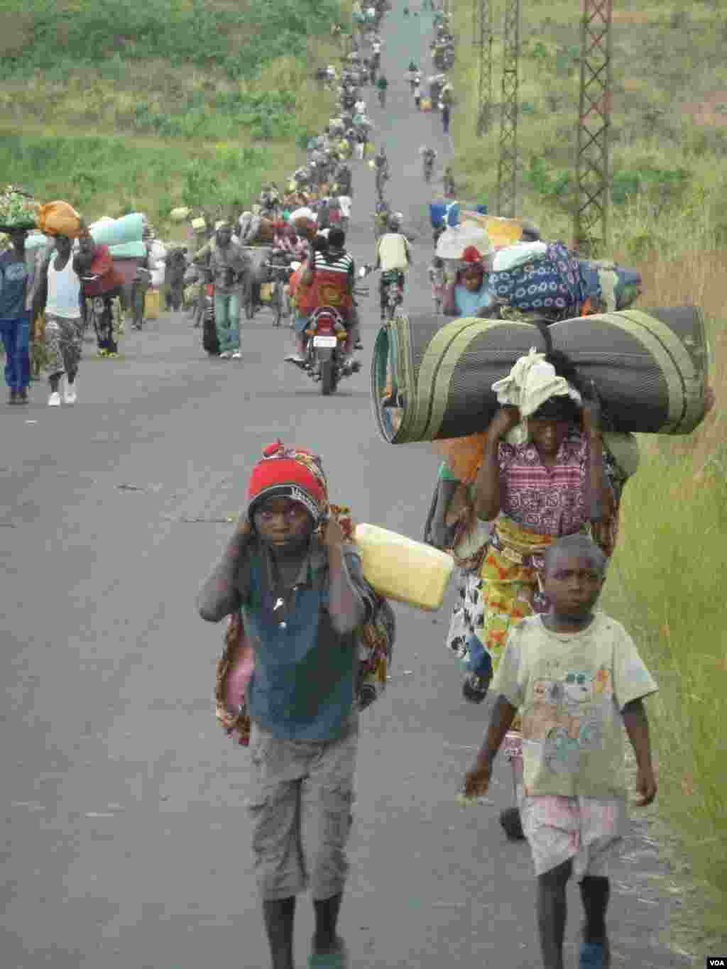 Fighting has displaced tens of thousands of people from the town of Sake, west of Goma, DRC, November 23, 2011. (G. Joselow/VOA)