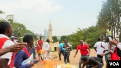 Makerere University students burn campaign posters of incumbent President Yoweri Museveni after police detention of opposition candidate Kizza Besigye, Kampala, Feb. 15, 2016. (E. Paula/VOA)