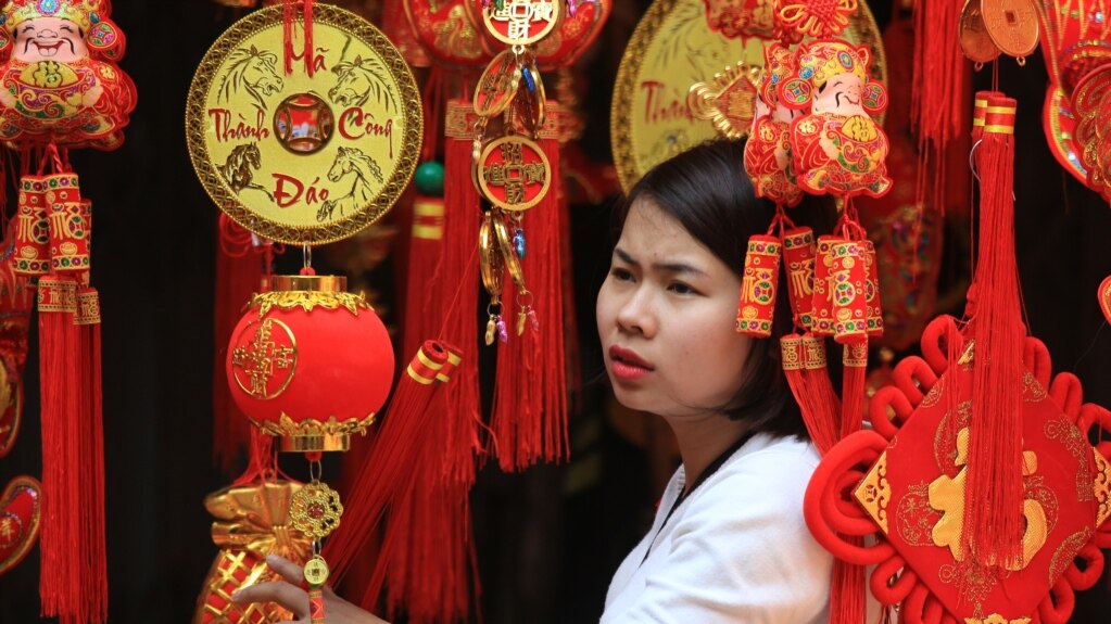 Một con đường bán những đồ trang trí cho ngày Tết ở Việt Nam