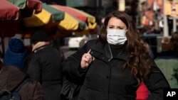 Una mujer, que declilnó dar su nombre, usa una máscara el jueves, 30 de enero de 2020 en la ciudad de Nueva York.