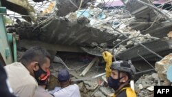 15일 지진으로 무너진 인도네시아 마무주의 미트라마나카라 병원에서 구조대가 생존자를 찾고 있다.