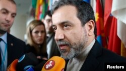 Wakil Menlu Iran, Abbas Araghchi berbicara kepada media (foto: dok). 