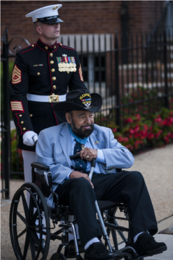 한국전쟁에서 미군 최고무공훈장인 명예훈장, ‘메달 오브 아너(Medal of Honor)’를 수훈한 로돌포 허난데즈 육군 상병이 지난 2013년 7월 워싱턴에서 열린 한국전 참전 60주년 기념 행사에 참석했다.