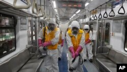 11일 한국 서울에서 서울교통공사 관계자들이 신종 코로나바이러스 감염증(COVID-19) 관련 지하철 1호선 전동차 객실 소독 작업을 하고 있다. 