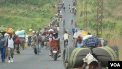 Des dizaines de milliers de déplacés ont fui des combats dans la ville de Sake, à l'ouest de Goma, en RDC, 23 novembre, 2011. (G. Joselow / VOA)