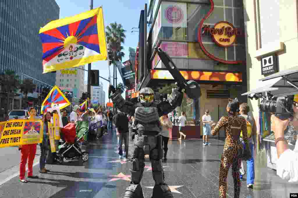 柯达戏院前面有机器战警支持西藏真相火炬( 美国之音 容易拍摄)