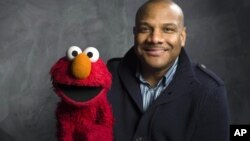 El titiritero Kevin Clash posa con Elmo, durante el festival de cine Sundance, en 2011.