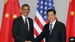 President Barack Obama, left, and Chinese President Hu Jintao shake hands to start their meeting in Seoul, South Korea, March 26, 2012.