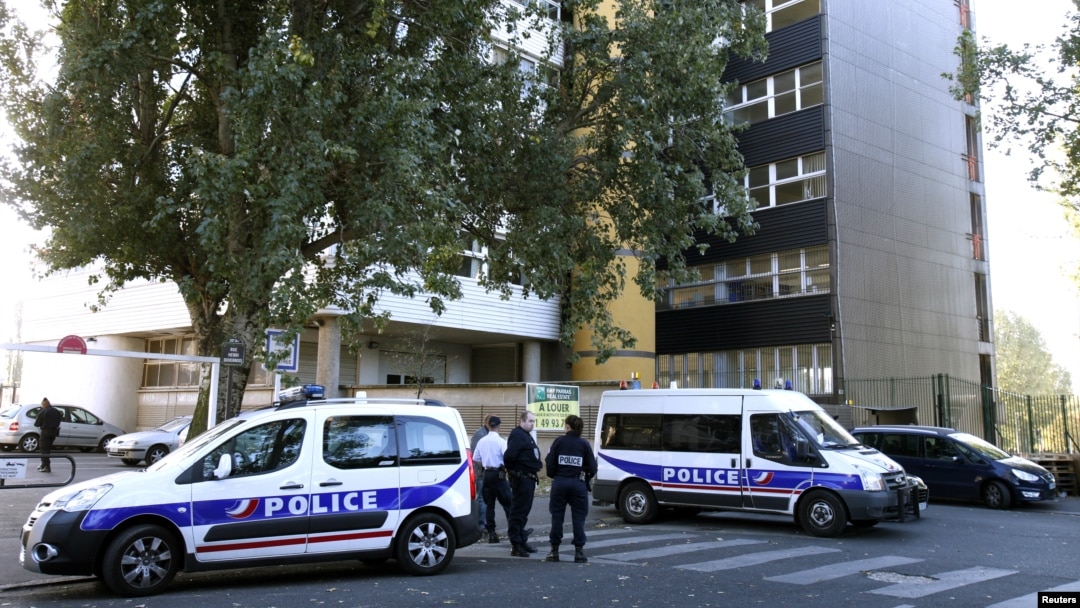 Xe cảnh sát Pháp đậu phía trước văn phòng Tuần báo Charlie Hebdo ở Paris, ngày 19/9/2012