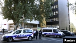 Polisi Perancis berjaga di depan kantor majalah mingguan satiris "Charlie Hebdo" di Paris (19/9). 