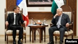 Presiden Prancis Emmanuel Macron bertemu Presiden Palestina Mahmoud Abbas di Ramallah, Selasa (24/10). 