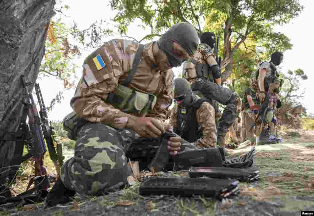 Ukrainian soldiers from the volunteer battalion Shakhtarsk attend a training session on the outskirts of the southern coastal city of Mariupol, Sept. 15, 2014.