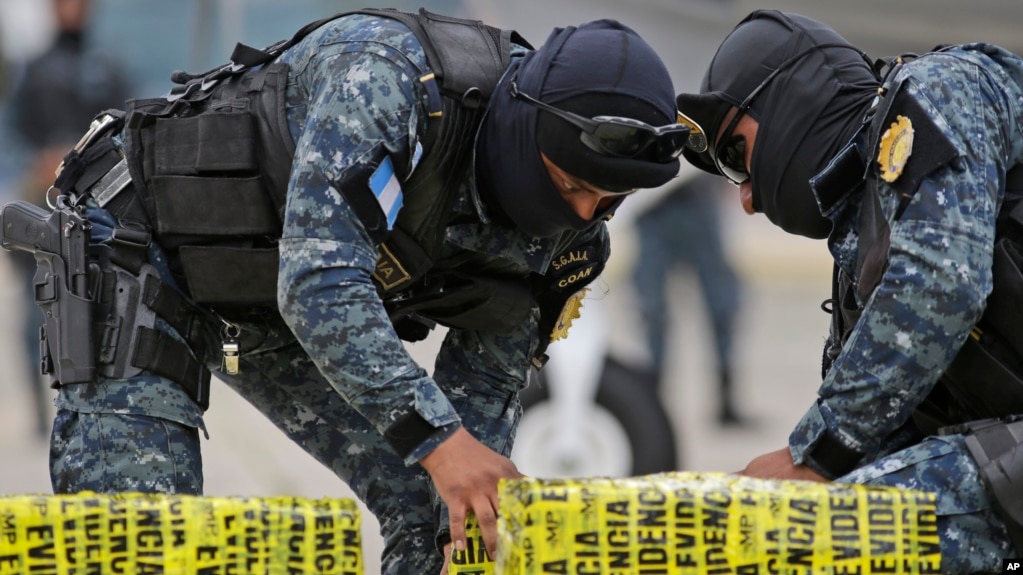 ARCHIVO - Paquetes de cocaína incautados por la policía guatemalteca se descargan en una base de la fuerza aérea en la ciudad de Guatemala, el lunes 20 de mayo de 2019. El país centroamericano es una importante ruta para el narcotráfico.