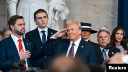 El vicepresidente JD Vance, Barron Trump, el presidente Donald Trump y Melania Trump durante la toma de posesión del republlicano como el 47.º presidente de los Estados Unidos, en Washington, el lunes 20 de enero de 2025.