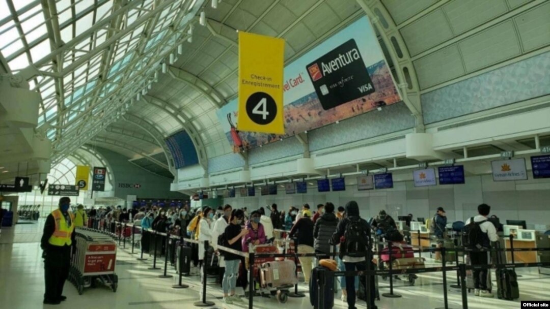 Người Việt đang chờ được lên máy bay giải cứu tại Toronto, Canada, 2020.