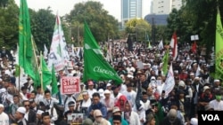 Ribuan orang dari berbagai organisasi kemasyarakatan berdemonstrasi di dekat Kedutaan Besar Myanmar di Jakarta hari Rabu 6/9 (Foto: VOA/Fathiyah).