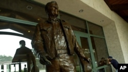 Entrada a la Biblioteca Presidencial Ronald Reagan en Simi Valley, California, escenario del segundo debate republicano.