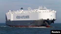 Kapal barang Hoegh St. Petersburg milik Norwegia tengah berlayar di perairan lepas pantai Australia (Foto: dok). Kapal sejenis bernama "Modern Express" dilaporkan tengah terombang-ambing menuju ke arah pantai Atlantik, Perancis, Sabtu (30/1).