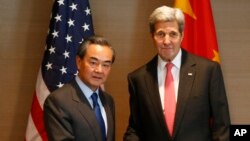 美国国务卿克里（右）与中国外长王毅在慕尼黑参加有关叙利亚安全会议期间举行会谈。（2016年2月12日）