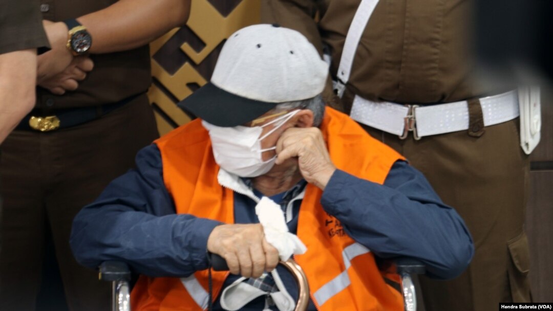 Hendra Subrata, terpidana kasus percobaan pembunuhan yang buron selama 10 tahun, tiba di Indonesia setelah dideportasi dari Singapura, Sabtu, 26 Juni 2021. (Foto: Indra Yoga/VOA)