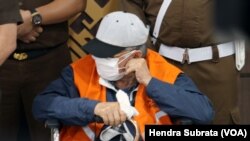 Hendra Subrata, terpidana kasus percobaan pembunuhan yang buron selama 10 tahun, tiba di Indonesia setelah dideportasi dari Singapura, Sabtu, 26 Juni 2021. (Foto: Indra Yoga/VOA)