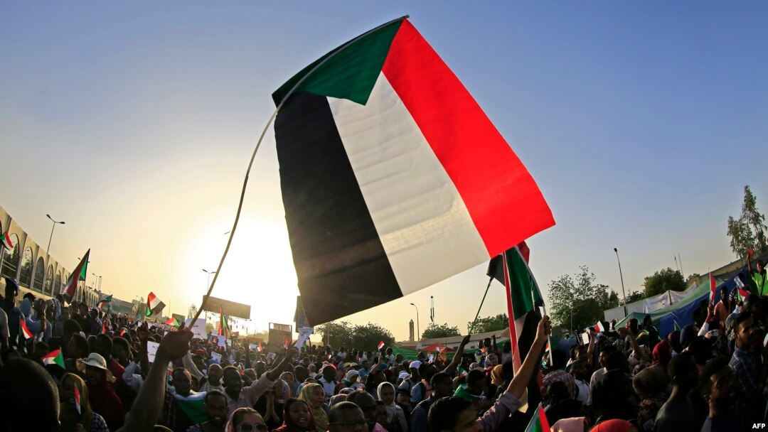 Sudanese demonstrators gather during a rally outside the army complex in the capital Khartoum, April 16, 2019. 