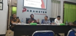 Peneliti senior LIPI, Siti Zuhro, dan Direktur Eksekutif Parameter Politik Indonesia, Adi Prayitno, saat berdiskusi mengenai publikasi hasil survei di Jakarta, 29 November 2019.