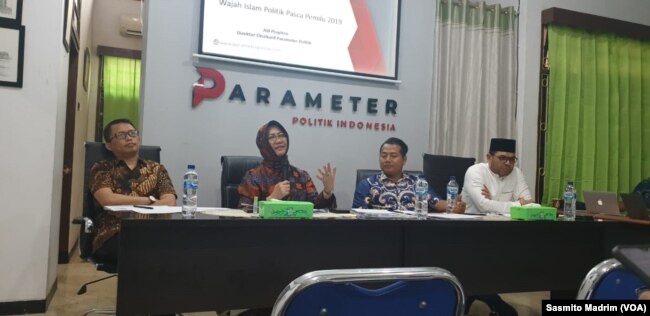 Peneliti senior LIPI, Siti Zuhro, dan Direktur Eksekutif Parameter Politik Indonesia, Adi Prayitno, saat berdiskusi mengenai publikasi hasil survei di Jakarta, 29 November 2019.