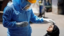 Лікар бере зразки для аналізів на вулиці міста Ахмедабад в Індії 8 квітня 2020 р.