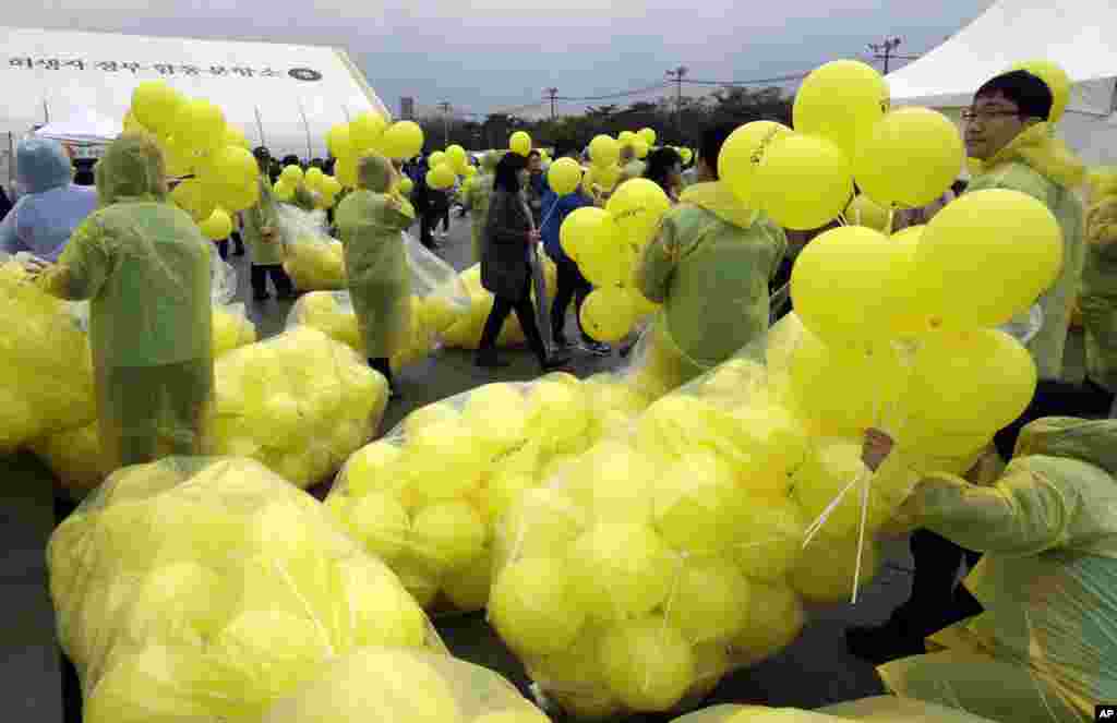 Visitors carry balloons as they march towards the Danwon High School, the site of the memorial altar dedicated to the students who lost their lives, Ansan, April 16, 2015.