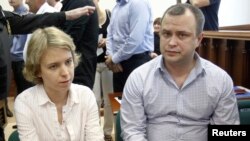 Những người con của nhà báo Nga Anna Politkovskaya bị sát hại, Vera (trái) và Ilya tại Moscow.