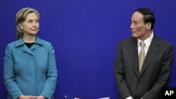 US Secretary of State Hillary Clinton and China's Vice Premier Wang Qishan attend a joint news conference for the US-China Strategic Economic Dialogue at the Great Hall of the People in Beijing, May 25, 2010 (file photo)