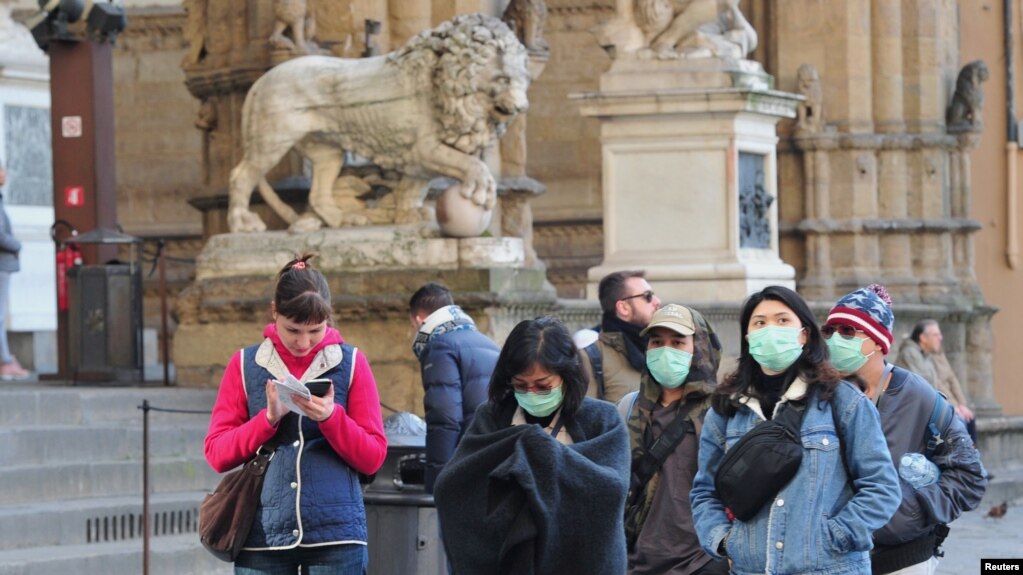 Người đi đường đeo khẩu trang ở thành phố Florence trong khi Italy chống chọi với dịch virus corona, ngày 7 tháng 3, 2020. 