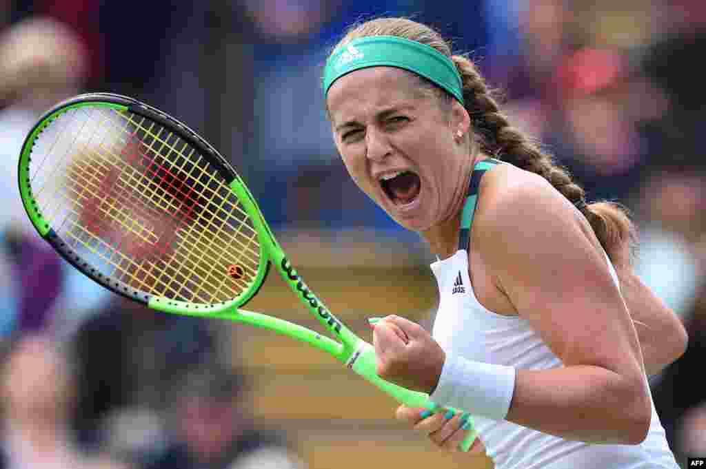 កីឡាការនី Jelena Ostapenko របស់​ឡេតូនី​សាទរ បន្ទាប់​ពី​ឈ្នះ​ការ​ប្រកួត​ជុំ​ទី២​ទល់​នឹង​កីឡាការនី Johanna Konta របស់​ចក្រភព​អង់គ្លេស ក្នុង​ពេល​ប្រកួត​វាយ​តែននីស​អន្តរជាតិ ATP Aegon នៅ​ក្នុង​ក្រុង Eastbourne ភាគ​ខាង​ត្បូង​នៃ​ប្រទេស​អង់គ្លេស។