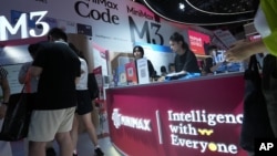 在中国上海世界人工智能大会上，工作人员在中国人工智能公司Minimax的展区做准备。(2026年7月17日)