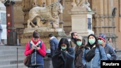 Personas usando máscaras de protección en Florencia, al tiempo que Italia lucha contra un brote de coronavirus. 7 marzo 2020.