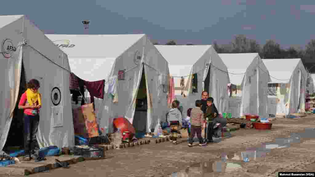 'Yan Yazidi dake sansanin 'yan gudun hijirar Diyarbakir a Turkiyya. 