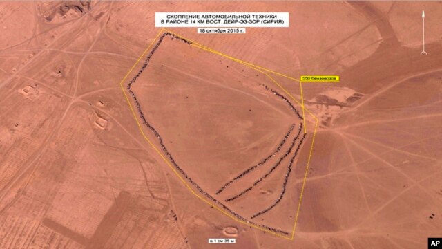 Foto tomada de un video del portal del Ministerio de Defensa Ruso en octubre. Presuntamente muestra una fila de camiones de combustible 14 km al este de Dayr-az-Zawr, Siria.