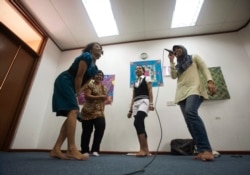 Sejumlah pekerja migran asal Indonesia mengikuti kelas menyanyi pada hari libur di Sekolah Indonesia Singapura, 12 Desember 2010. (Foto: Edgar Su/Reuters)