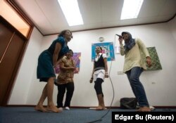 Sejumlah pekerja migran asal Indonesia mengikuti kelas menyanyi pada hari libur di Sekolah Indonesia Singapura, 12 Desember 2010. (Foto: Edgar Su/Reuters)