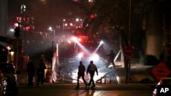 Bomberos y trabajadores responden a una explosión e incendio masivo el martes por la noche en la ciudad de Kansas.