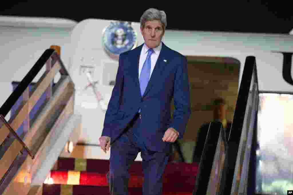 Secretary of State John Kerry arrives at Riyadh Air Base, Saudi Arabia, March 5, 2015.