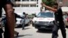FILE - Polisi Pakistan mengawal ambulans yang mengangkut jenazah Sarabjit Singh, yang dihukum karena menjadi mata-mata India dan dijatuhi hukuman mati di Pakistan, setelah otopsi di Rumah Sakit Jinnah di Lahore, 2 Mei 2013. 