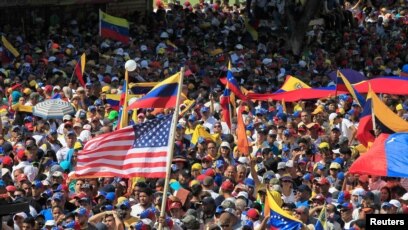 Những người ủng hội phe đối lập biểu tình chống lại chính phủ của Tổng thống Venezuela Nicolas Maduro hôm 23/1. Biến động chính trị này đang thu hút sự quan tâm của nhiều người Việt Nam vì cùng là xã hội chủ nghĩa.