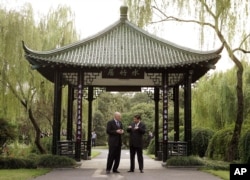 2006年9月19日，美国财政部长保尔森和中共浙江省委书记习近平在杭州的亭子交谈
