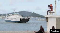Một chiếc tàu tiến đến Dzaoudzi, một xã trên đảo Mayotte 