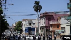 La policía mantiene acordonado el templo para impedir el tránsito de vehículos y peatones.