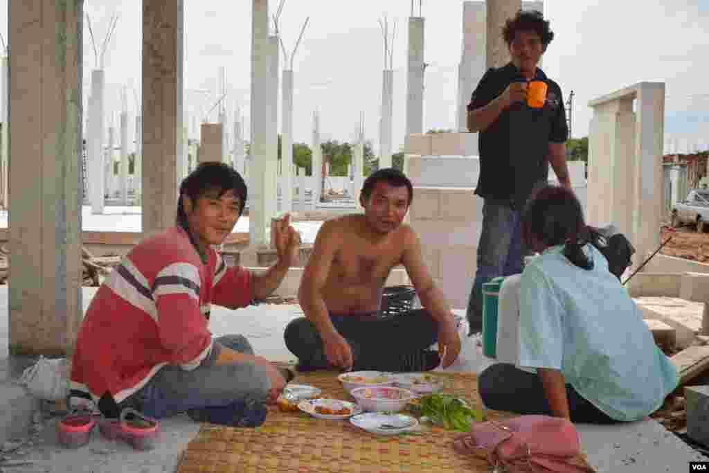 Migrant laborers take a lunch break at a construction site, Bangkok, July 10, 2014. (Rosyla Kalden/VOA)