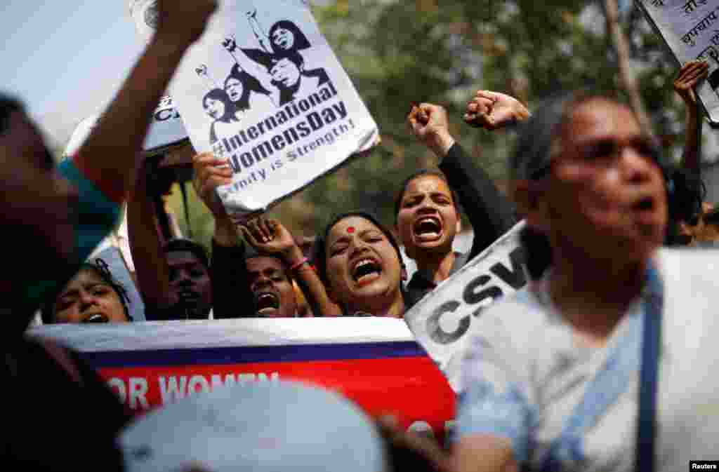 Des Indiennes manifestent pour demander l&#39;égalité femme-homme lors de la Journée internationale des droits des femmes, à New Delhi, Inde, le 8 mars 2018.